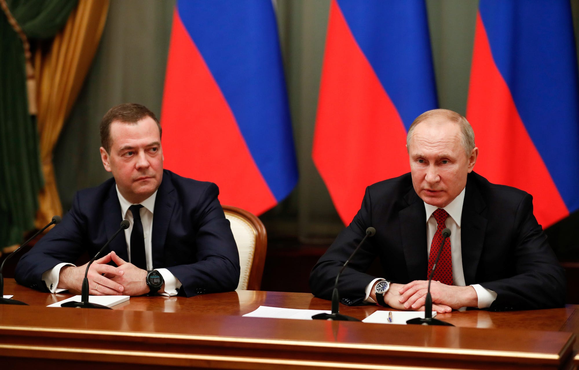 Der russische Präsident Wladimir Putin und der damalige Ministerpräsident Dmitri Medwedew nehmen im Januar 2020 an einem Treffen mit Regierungsmitgliedern in Moskau, Russland, teil