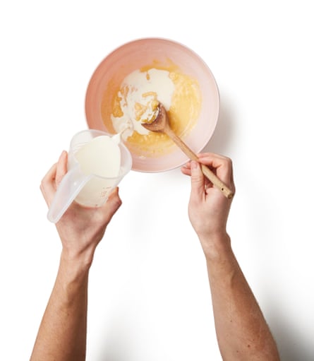 Mehl, Backpulver und Salz unter die Buttermasse rühren, nach und nach die Milch dazugeben und zu einem glatten Teig verrühren.