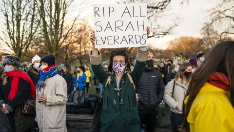 Ein Demonstrant hält ein Plakat bei der Mahnwache für Sarah Everard.