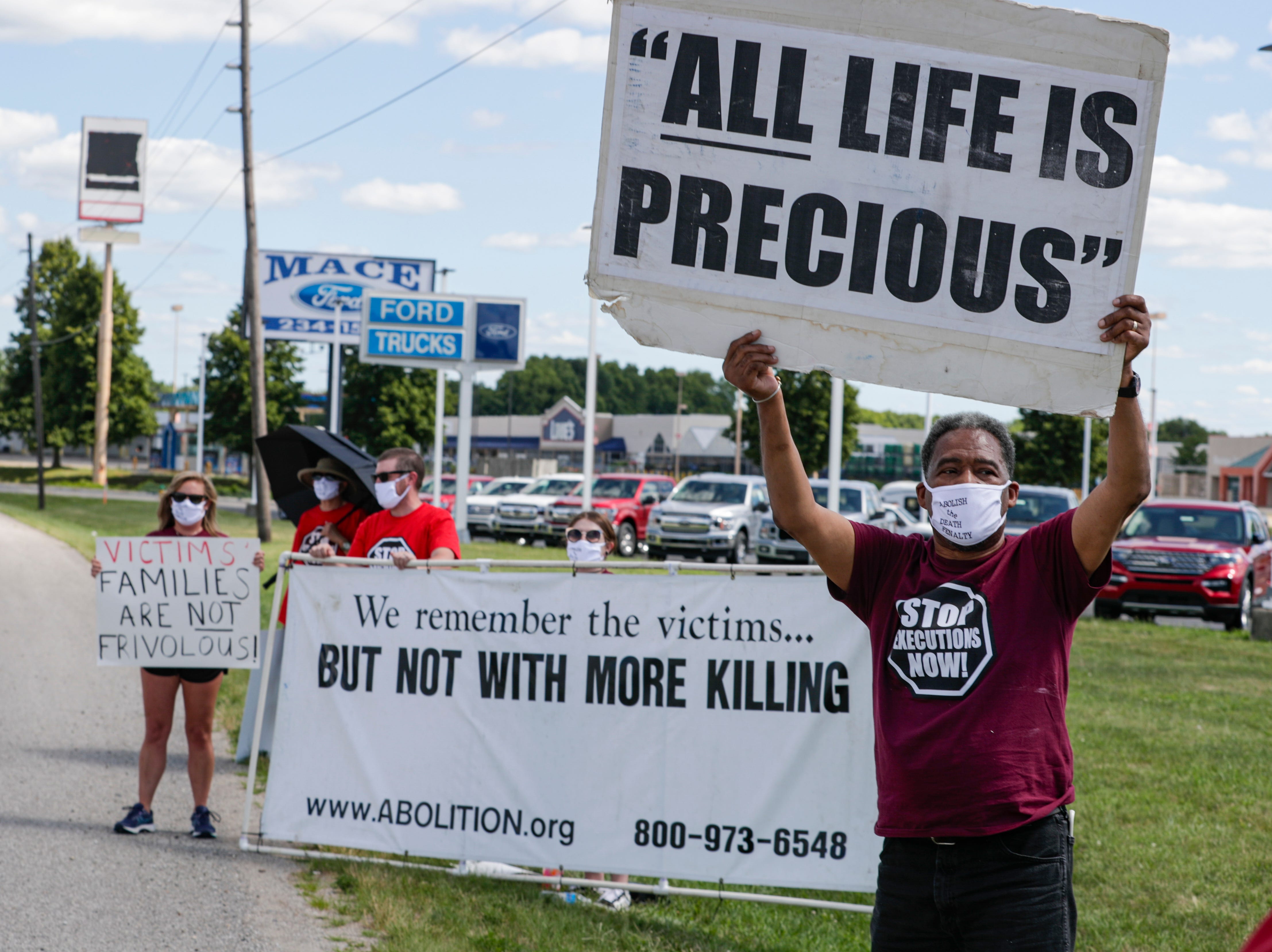 Demonstranten gegen die Todesstrafe versammeln sich am Montag, den 13. Juli 2020, in Terre Haute, Indiana, wo Daniel Lewis Lee, ein verurteilter Mörder, am Montag im Bundesgefängnis in Terre Haute hingerichtet werden sollte.