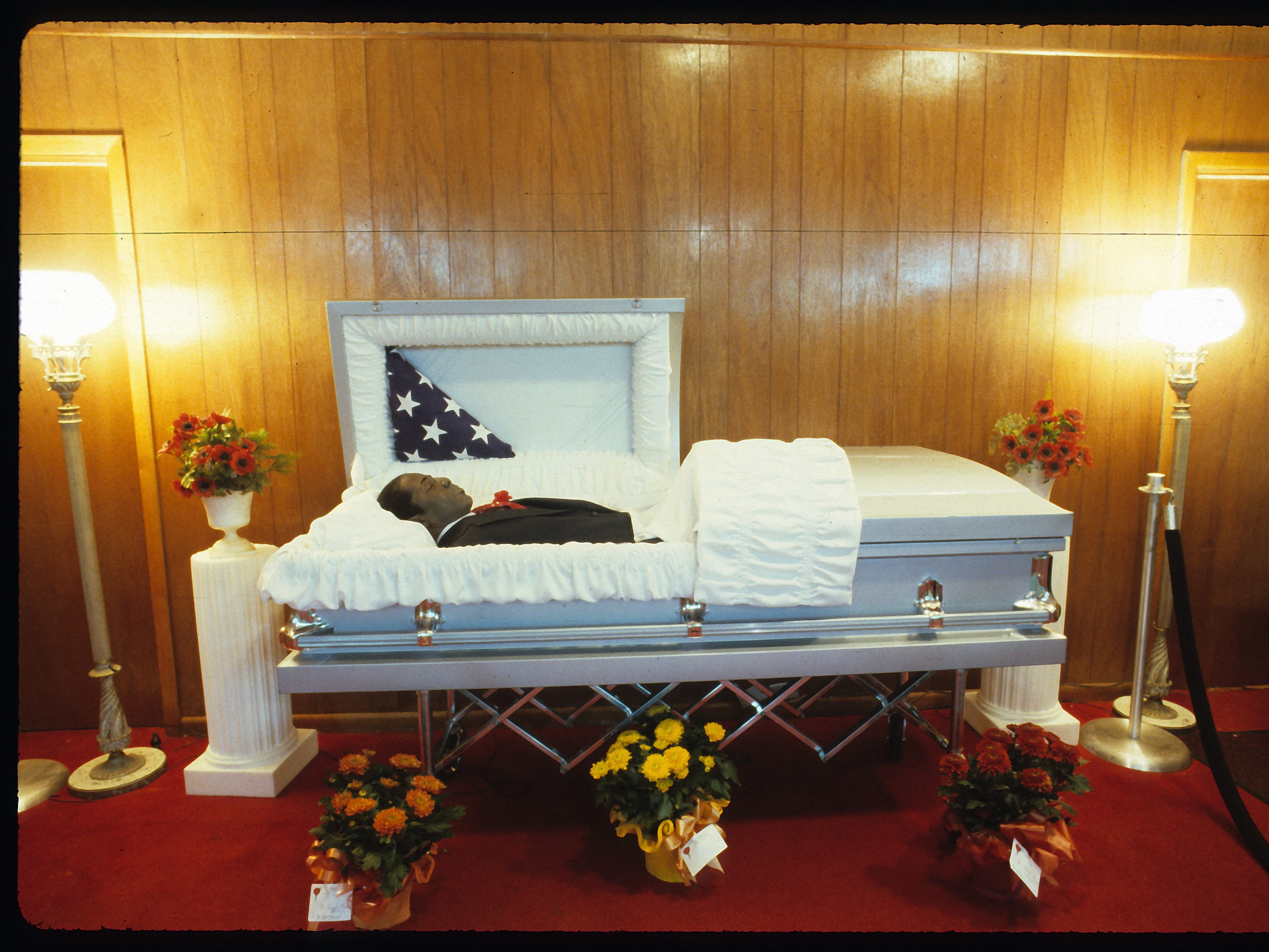 Charlie Brooks in einem Bestattungsunternehmen.  Brooks war der erste Mensch, der durch eine Giftspritze hingerichtet wurde.
