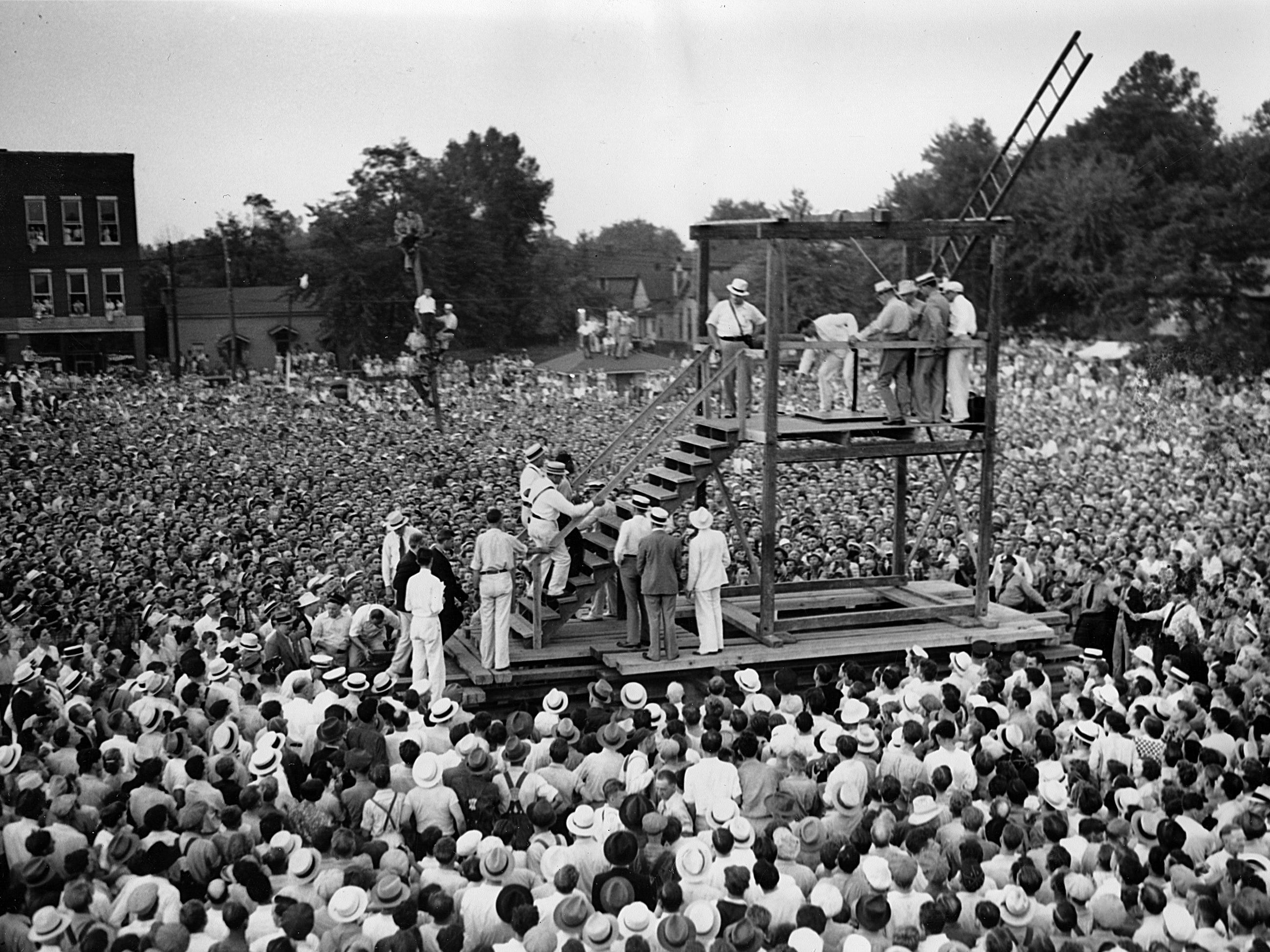 Rainey Bethea geht auf diesem Foto vom 14. August 1936 in Owensboro, Kentucky, mit Wachen für seine öffentliche Hinrichtung die Treppe hinauf.