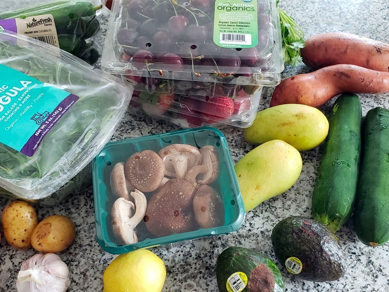 Auswahl an Gemüse und Früchten auf einem Tisch, erhalten für einen Außenseiter-Marktbericht 2021