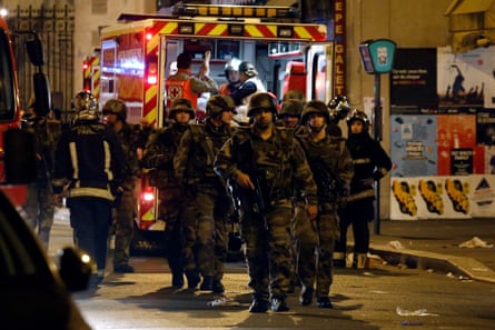 Unter Belagerung … Soldaten auf den Straßen von Paris während der Angriffe.
