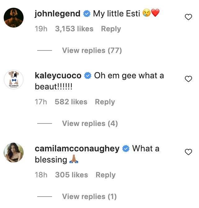 Ein Screenshot mit Kommentaren von Prominenten, darunter John Legend, Kaley Cuoco und Kris Jenner, zu einem Foto, das Chrissy Teigen von ihrer neugeborenen Tochter gepostet hat.