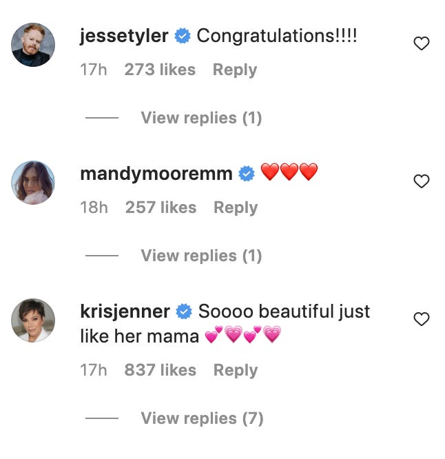 Ein Screenshot mit Kommentaren von Prominenten, darunter John Legend, Kaley Cuoco und Kris Jenner, zu einem Foto, das Chrissy Teigen von ihrer neugeborenen Tochter gepostet hat.