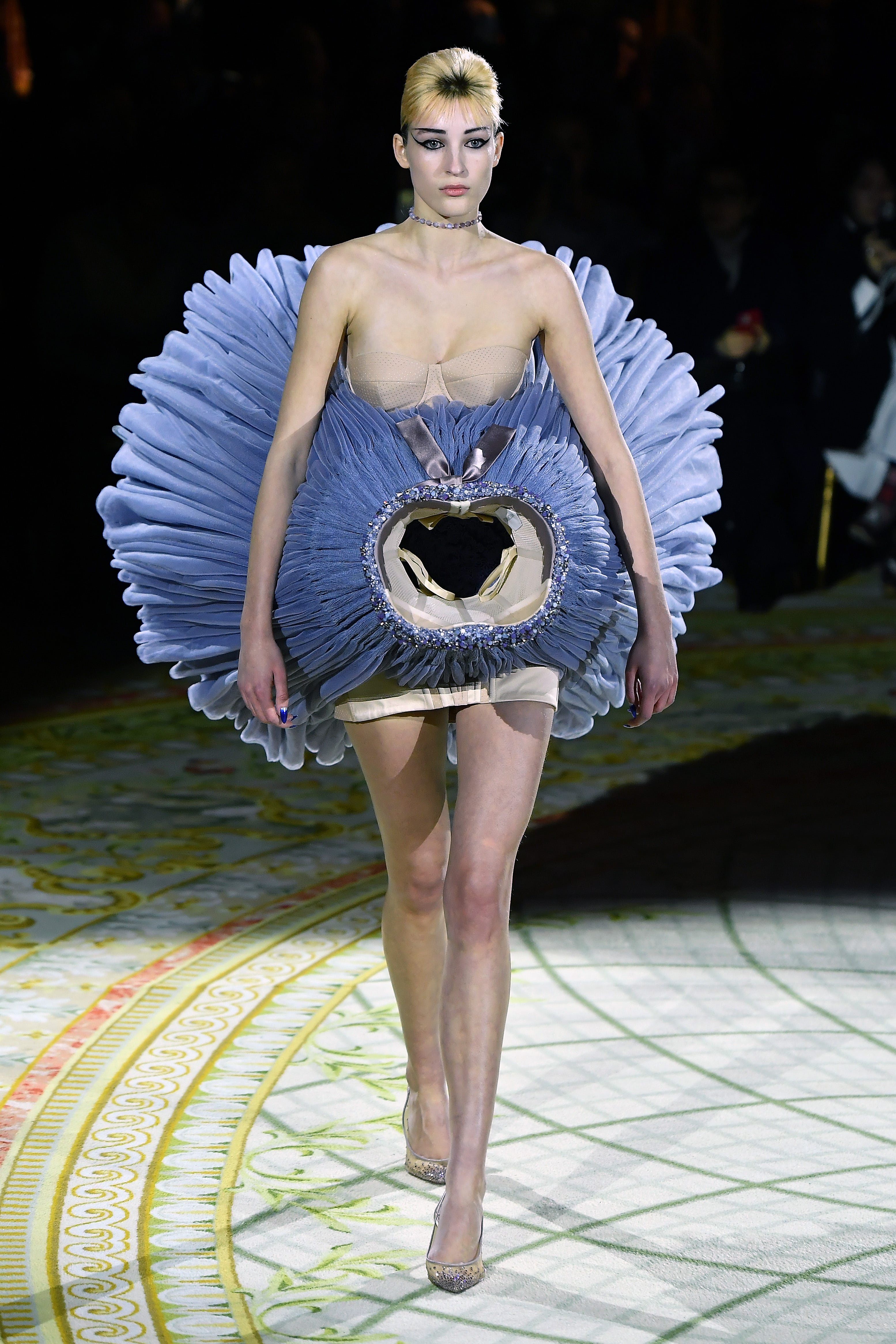 Ein Model läuft während der Viktor & Rolf Haute Couture Spring Summer 2023 Show im Rahmen der Paris Fashion Week über den Laufsteg