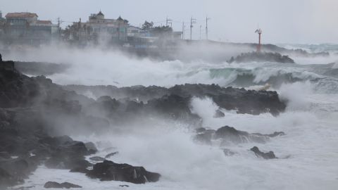 Hohe Wellen, verursacht durch einen Schneesturm auf der Insel Jeju, Südkorea, 24. Januar 2023.