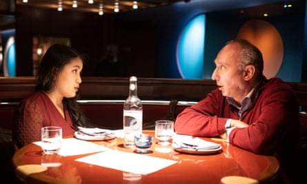Gayatri und Derren sitzen an einem Restauranttisch und unterhalten sich