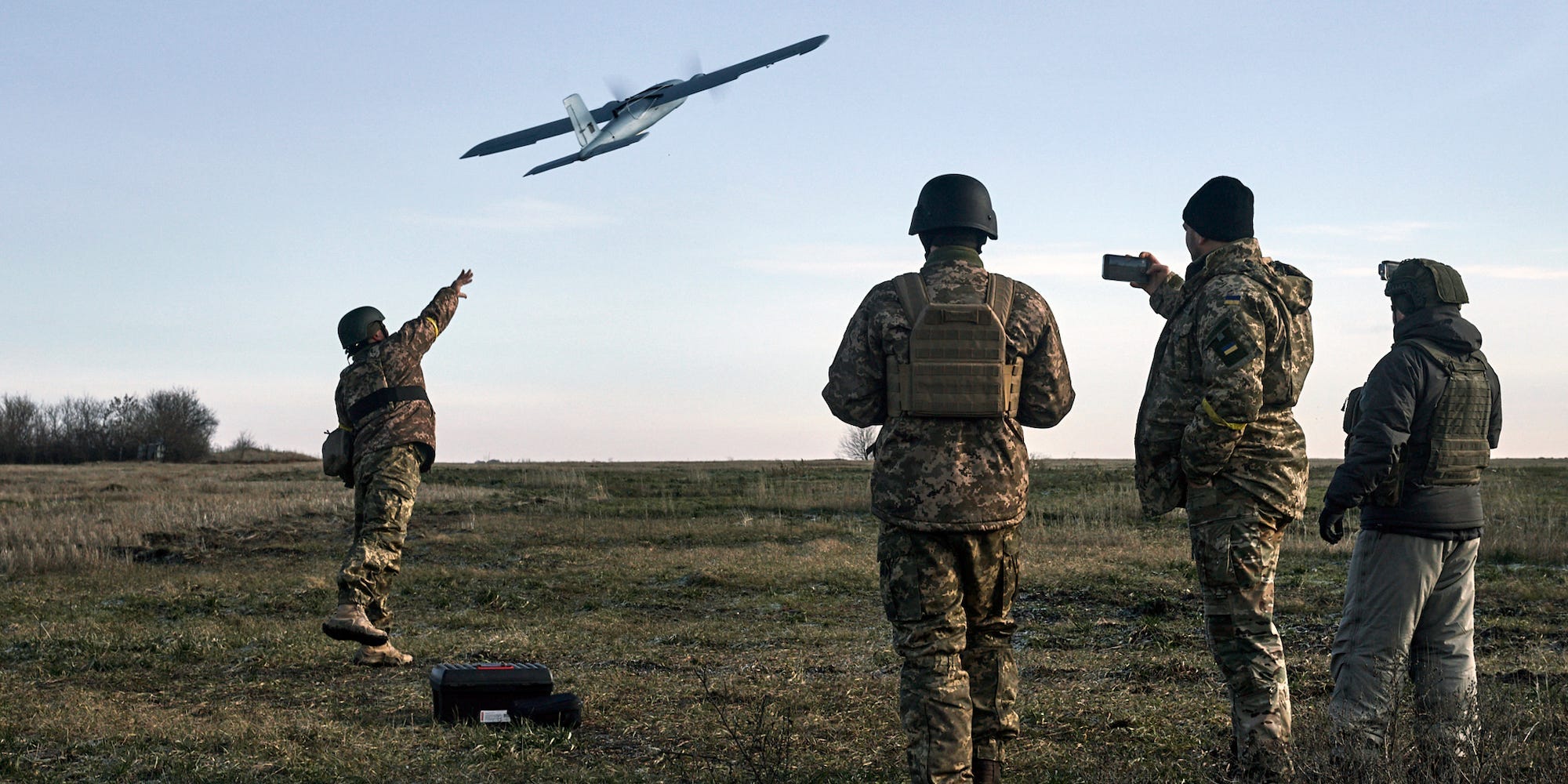 Ukrainische Soldaten starten eine Drohne