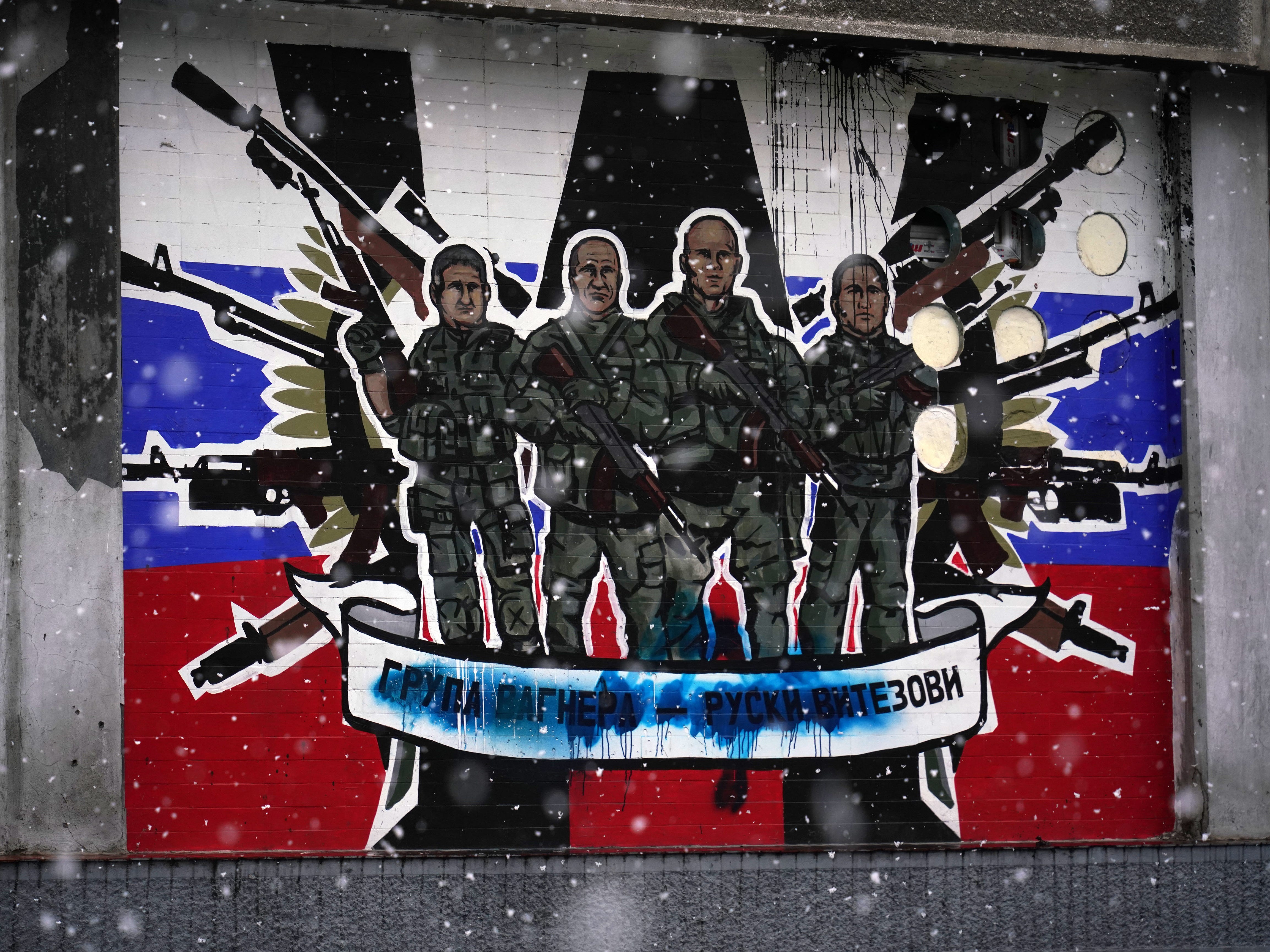 Ein verunstaltetes Wandbild der russischen Söldnergruppe Wagner mit der Aufschrift „Wagner-Gruppe – Russische Ritter“ an der Seitenwand eines Wohnblocks in Belgrad am 20. Januar 2023.