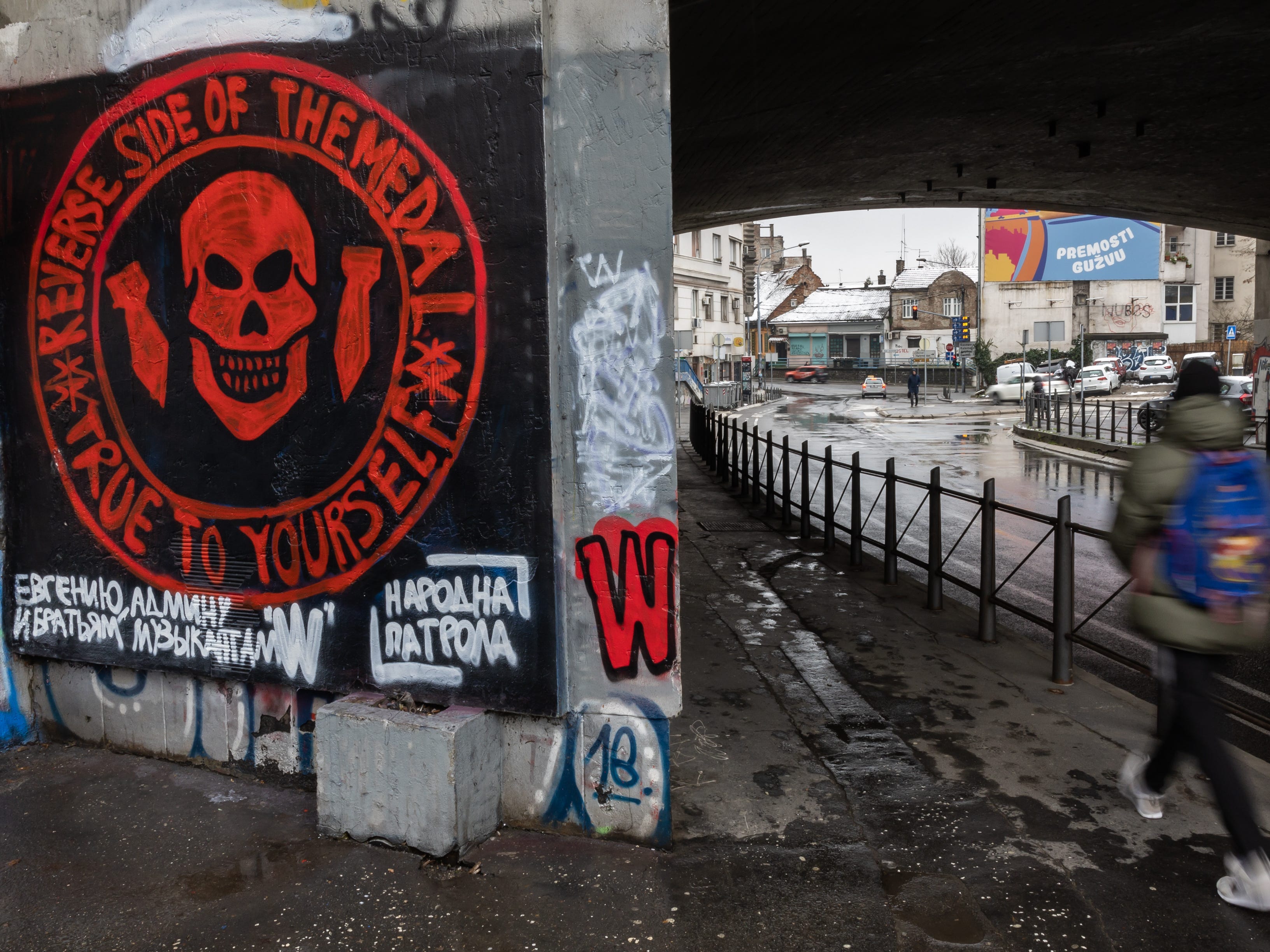 Ein Fußgänger geht am 20. Januar 2023 in Belgrad, Serbien, an einem Wandbild vorbei, das das Logo des russischen Söldners „Gruppe Wagner“ und einen Slogan in russischer Sprache zeigt.