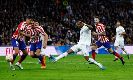 Rodrygo krümmt den Ausgleichstreffer von Real Madrid gegen Atletico Madrid.