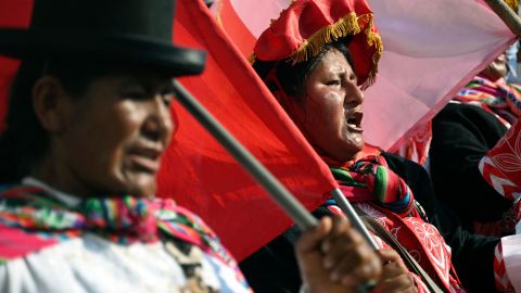 Indigene Frauen nehmen am 24. Januar an einem Protest gegen die Regierung von Boluarte in Lima teil. 