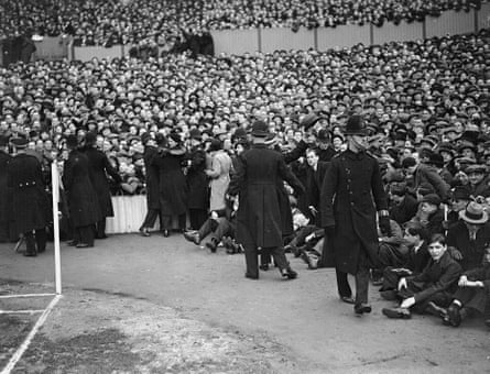 Während des FA Cup-Viertelfinals zwischen den Mannschaften im Jahr 1937 kontrollierte die Polizei eine Zuschauermenge von 71.913 in der White Hart Lane. Preston gewann und verlor im Finale gegen Sunderland.