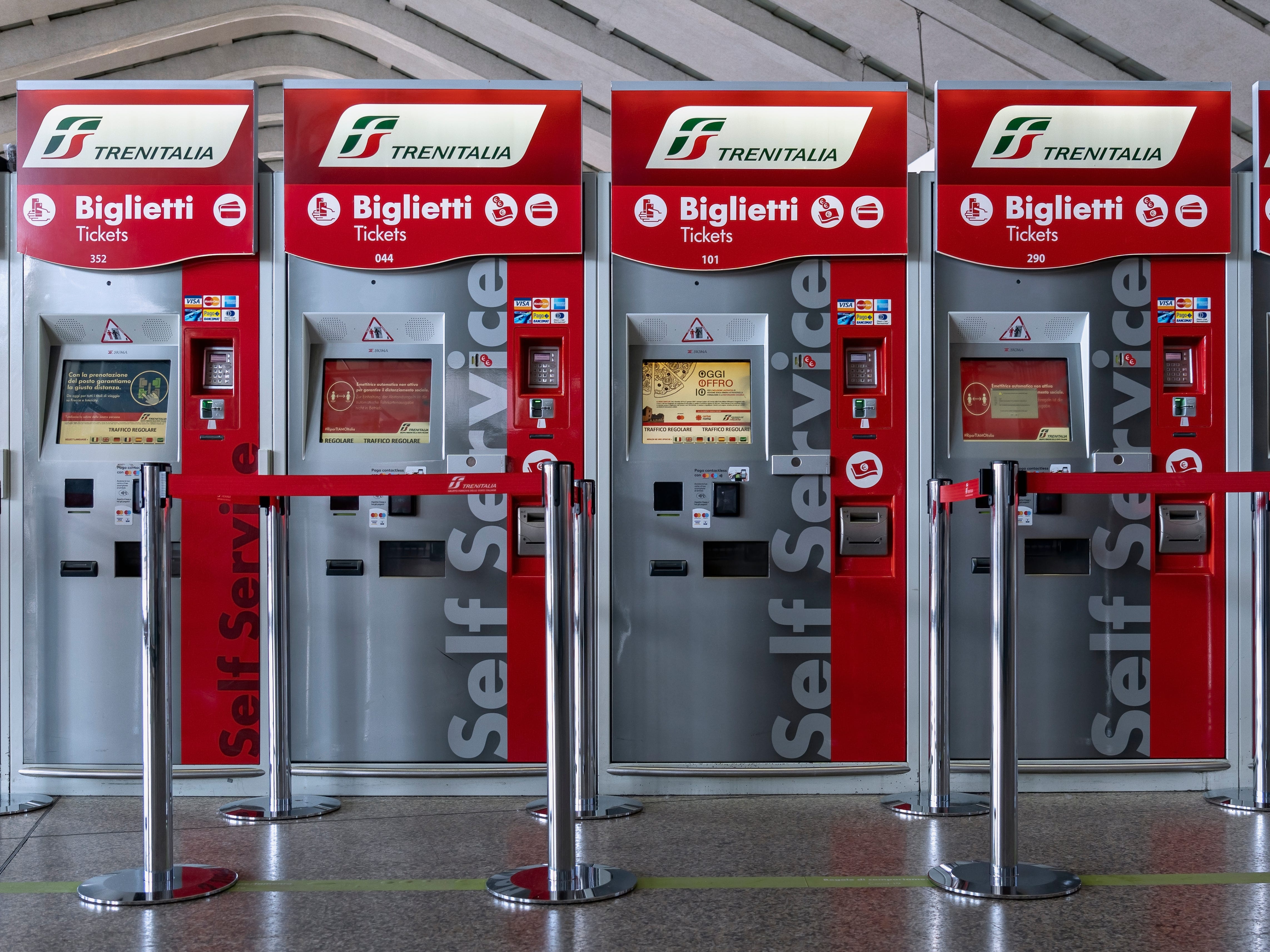 Trenitalia Self-Service-Fahrkartenautomaten am leeren Hauptbahnhof Roma Termini.