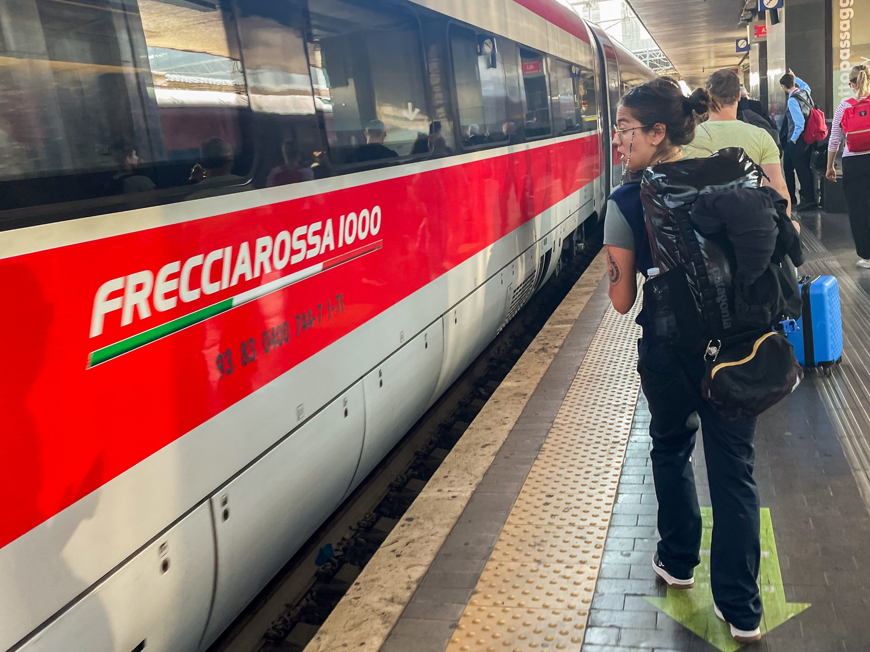 Der Autor bereitet sich darauf vor, in einem Frecciarossa-Zug in Italien in ein Business-Class-Auto einzusteigen.