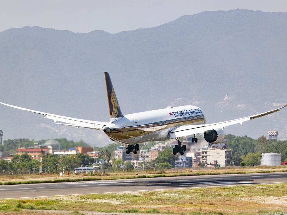 Eine Boeing 787 der Singapore Airlines landet in Nepal.