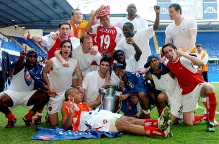Die „Invincibles“ von Arsenal, darunter Sol Campbell (links), feiern den Titelgewinn von 2004 in Tottenham.