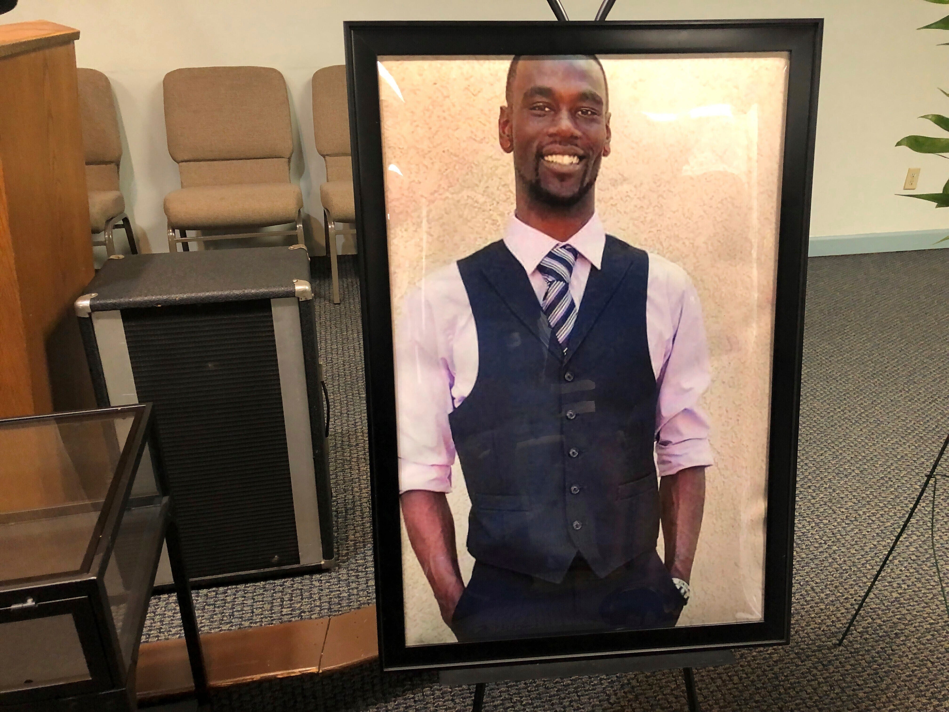 Ein Porträt von Tire Nichols wird am Dienstag, dem 17. Januar 2023, bei einem Gedenkgottesdienst für ihn in Memphis, Tennessee, ausgestellt. Nichols wurde am 7. Januar bei einer Verkehrsbehinderung mit der Polizei von Memphis getötet.