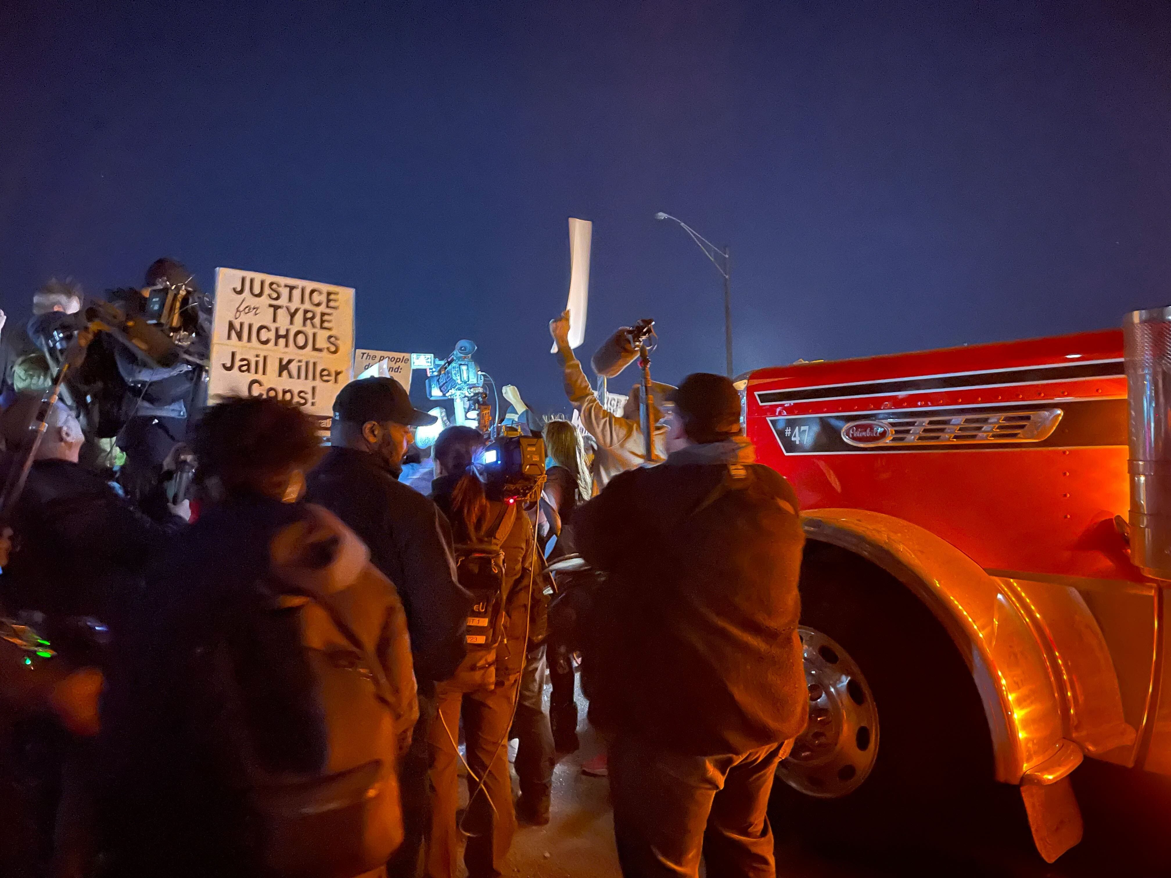Menschen in Memphis protestieren gegen den Tod von Tyre Nichols, der von Polizisten tödlich geschlagen wurde.