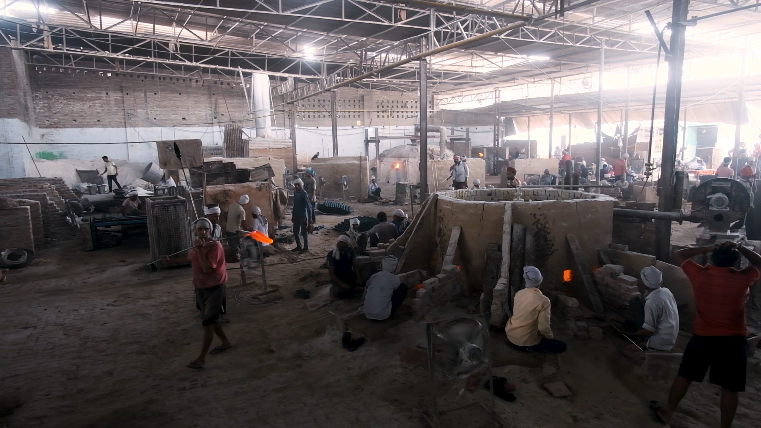 Handwerker bei der Arbeit in der Bangle-Fabrik