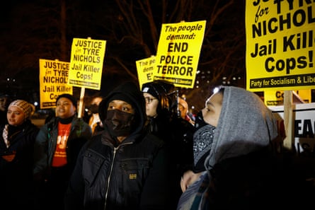 Demonstranten beteiligen sich an einem Protest gegen die Ermordung von Tyre Nichols durch die Polizei in Washington, DC.