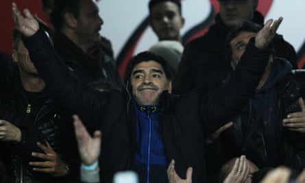 Diego Maradona sieht zu, wie Napoli die Roma besiegt und das Finale der Coppa Italia erreicht.
