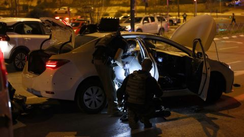 Israelische Sicherheitskräfte durchsuchen am 27. Januar 2023 ein Auto am Ort eines gemeldeten Angriffs in einem Siedlerviertel im von Israel annektierten Ost-Jerusalem. 
