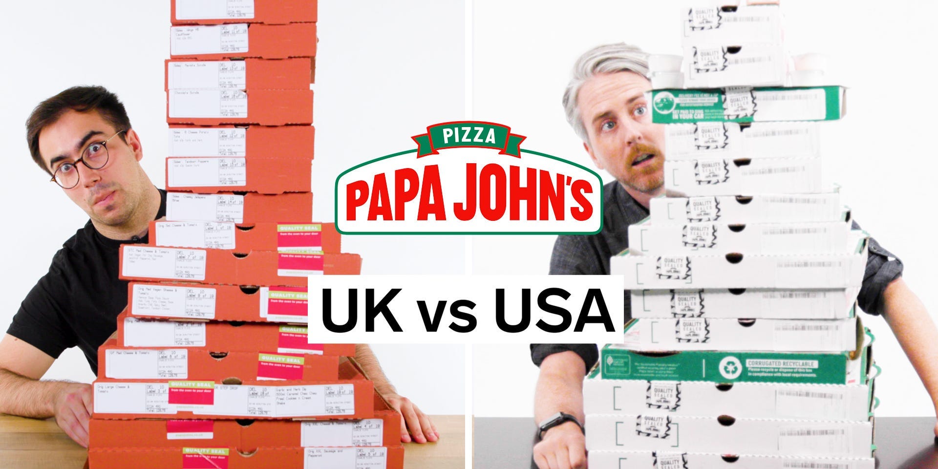 Harry Kersh und Joe Avella sitzen hinter Stapeln von Papa Johns Pizzaschachteln