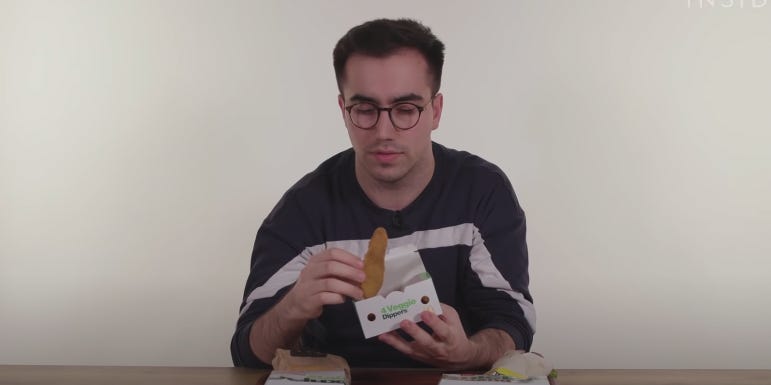 Harry Kersh hält eine Schachtel McDonald's Veggie Dippers in der Hand