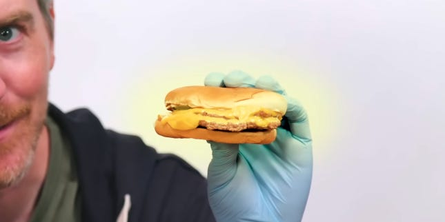 Nahaufnahme eines doppelten Cheeseburgers von McDonald's