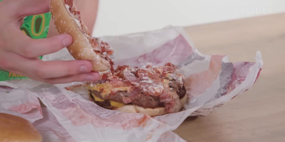 Ein Bacon King-Burger, bei dem das obere Brötchen entfernt wurde, um die Beläge zu zeigen