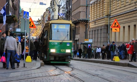 Helsinkis Straßenbahn Nr. 2 fährt zu vielen Sehenswürdigkeiten der Stadt.