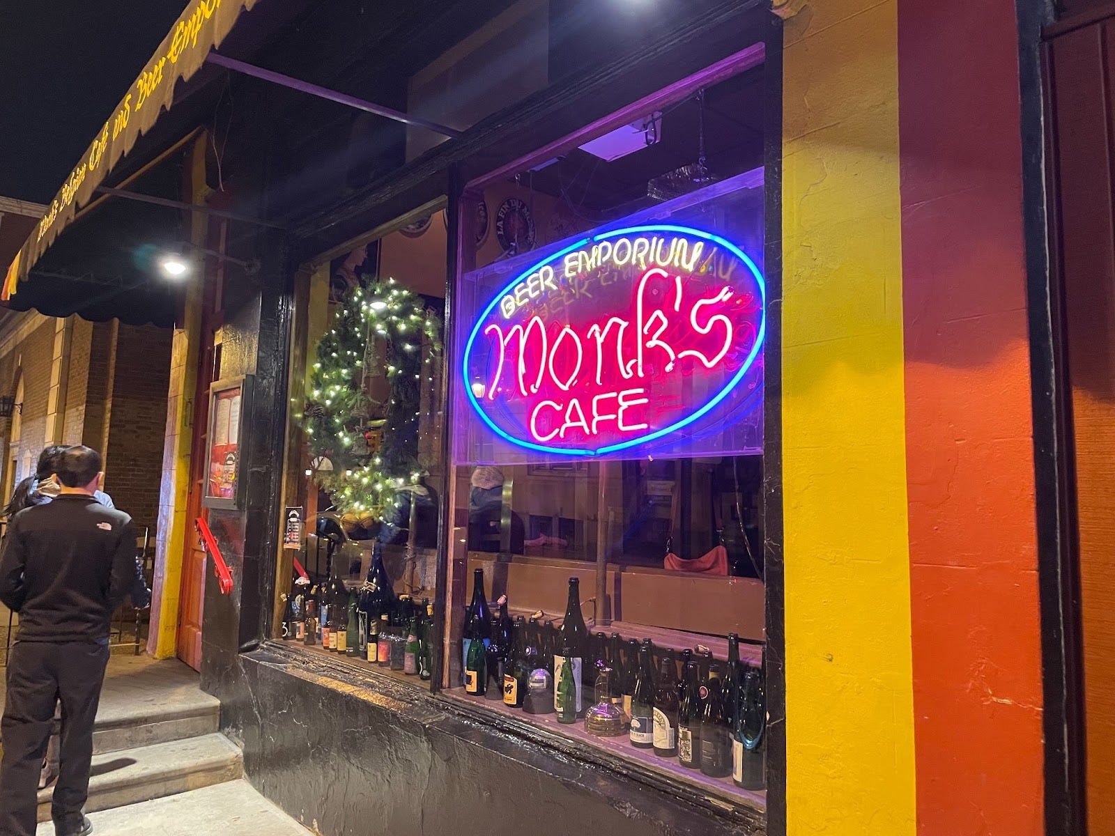 Außenansicht des Mönchscafés in Philly, Neonschild vor der Tür