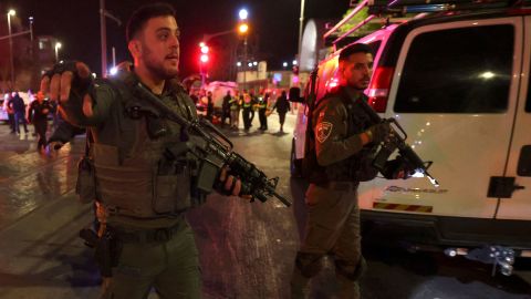Israelische Sicherheitskräfte sind am Ort des Angriffs vom Freitag in Jerusalem zu sehen.
