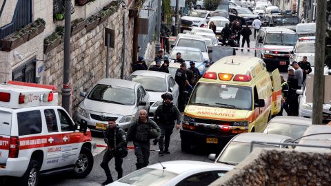 Die beiden Männer, die in der Davidsstadt in Jerusalem verletzt wurden, sind laut Polizei Vater und Sohn. 