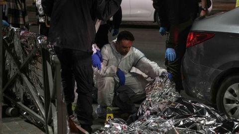 Forensiker untersuchen eine Leiche nach dem Angriff in der Nähe einer Synagoge in Jerusalem am Freitag, den 27. Januar 2023.