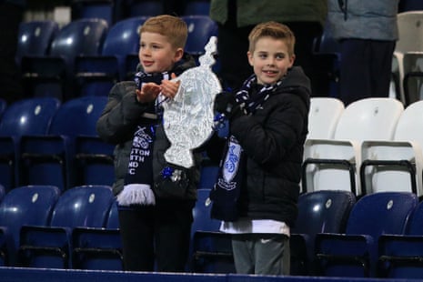 Junge Preston-Fans halten einen Alufolien-FA-Cup in der Hand?  Tick.