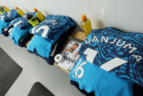 Ein Blick in die Umkleidekabine von Tottenham Hotspur, wo das Trikot von Neuzugang Arnaut Danjuma zu sehen ist.