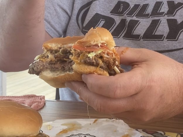 Guy's Burger Joint Megans Vater isst Chili-Burger