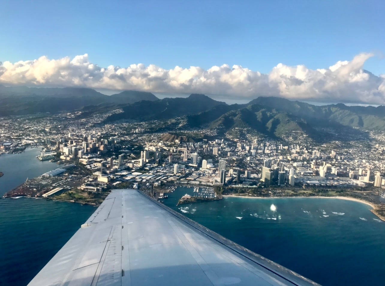 Eine Luftaufnahme von Honolulu aus dem Flugzeugfenster