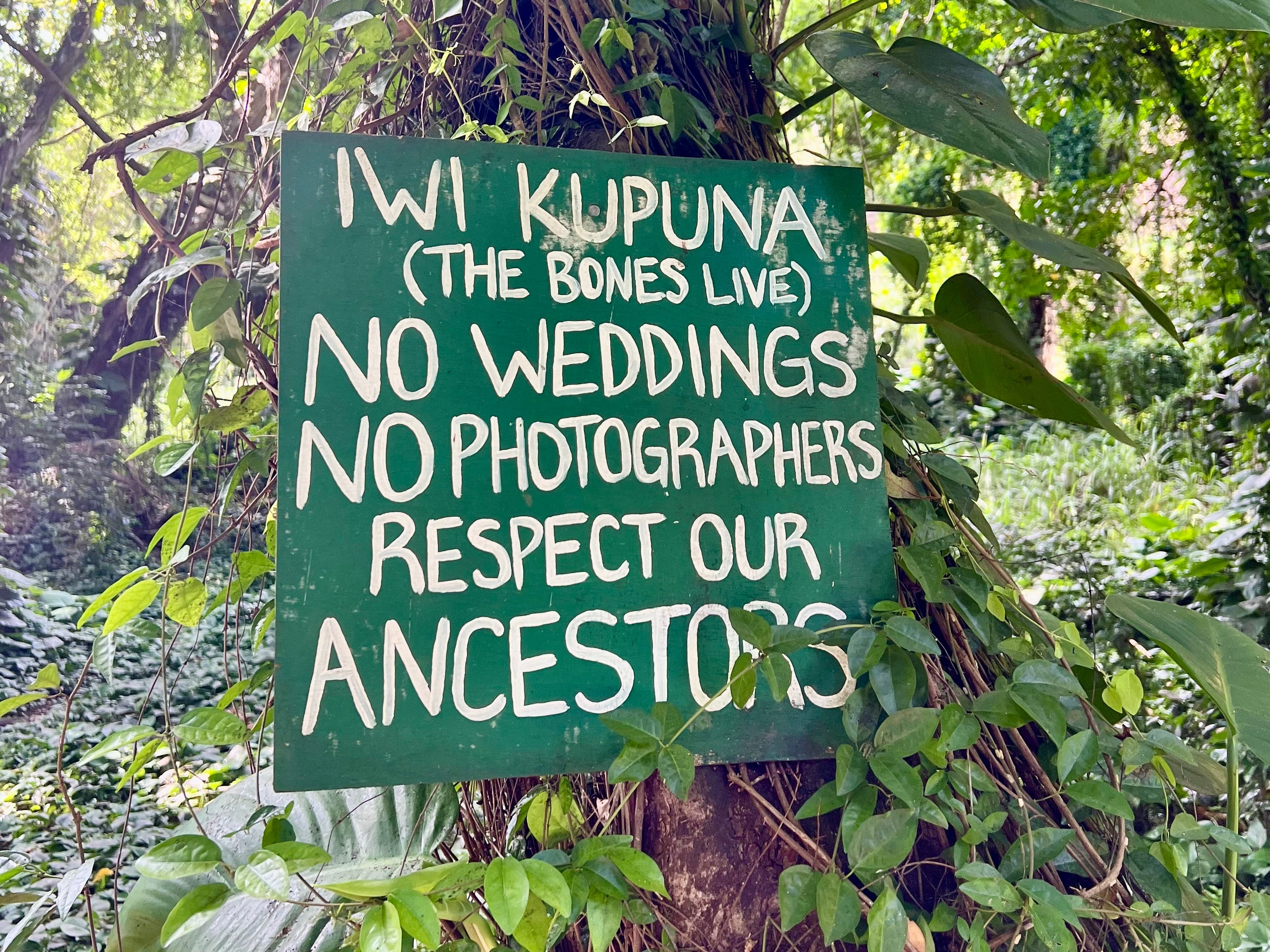 ein Schild in Hawaii, das den Menschen sagt, sie sollen sich von heiligen Stätten fernhalten und sagen: „Keine Hochzeiten, keine Fotografen, respektiert unsere Vorfahren“