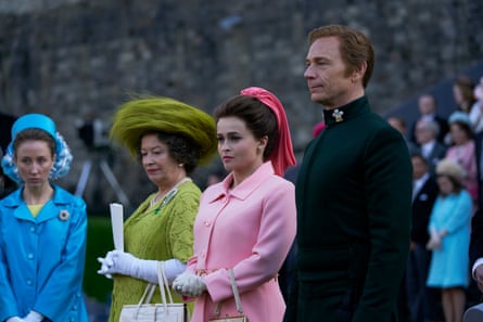 Helena Bonham Carter, Mitte, als Prinzessin Margaret mit Erin Doherty, Marion Bailey und Ben Daniels in The Crown.