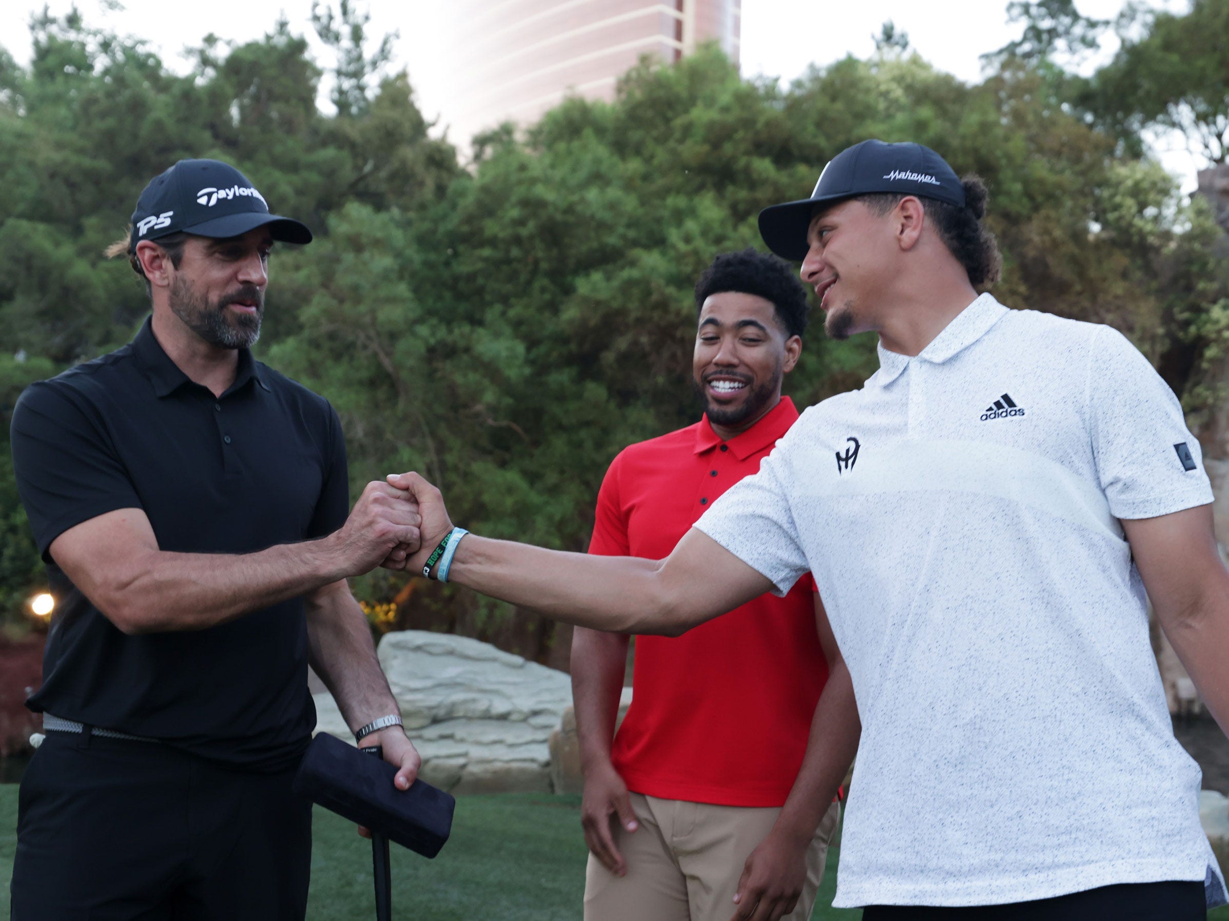 Patrick Mahomes feiert einen Golfschlag mit Aaron Rodgers.