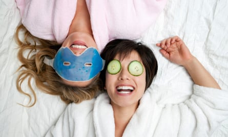 Frauen in Bademänteln mit AugenmaskenGettyImages-138300747