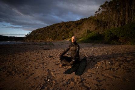 Stewart im ersten Licht der Morgendämmerung an seinem Lieblingsstrand, Burrewarra Point, NSW.