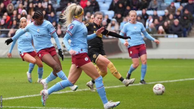 Khadija Shaw trifft nach einer Flanke von Chloe Kelly und bringt Manchester City gegen Sheffield United in Führung