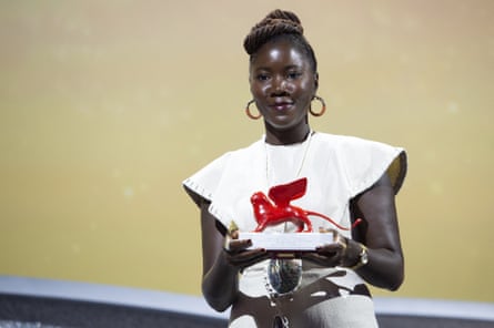 Alice Diop erhält den Lion of the Future Award für Saint Omer bei den Filmfestspielen von Venedig im September 2022.