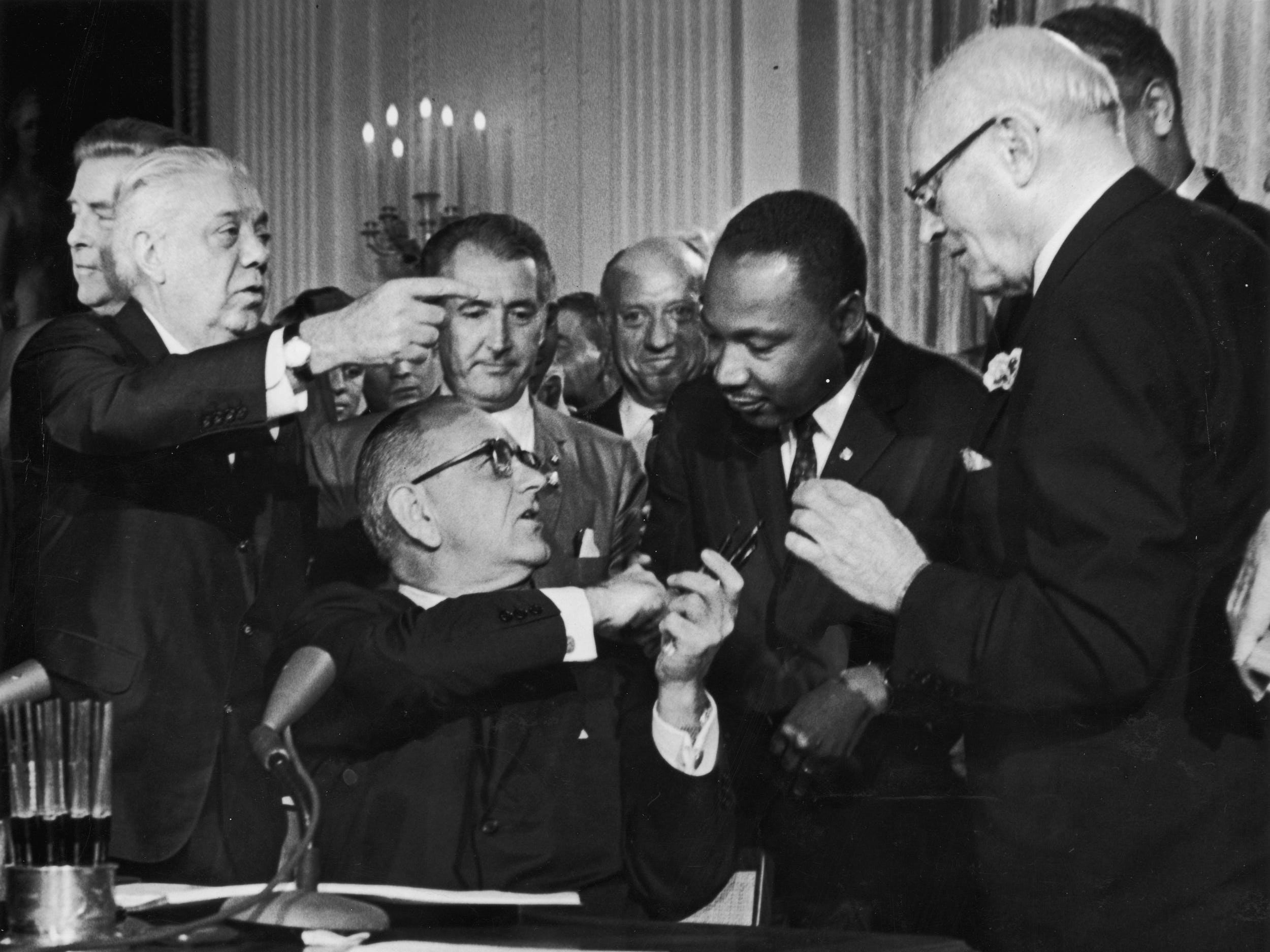 Lyndon B. Johnson schüttelt die Hand von Martin Luther King Jr.